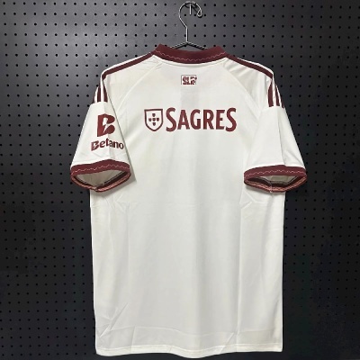 Camisola branca com detalhes bordô e inscrições SAGRES e Betano