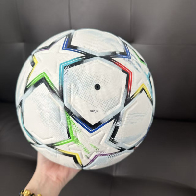 Bola de futebol branca com padrões coloridos em estrela