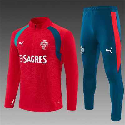 Conjunto desportivo de treino com camisola vermelha e calças azuis com logos e escudo de Portugal