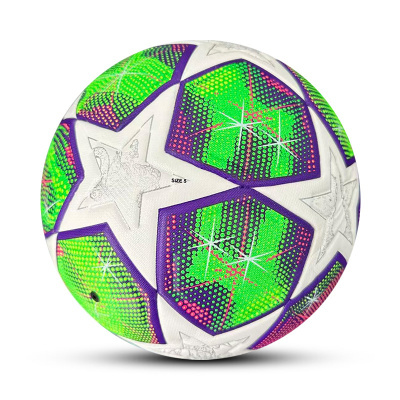 Bola de futebol colorida com padrões verdes, roxos e brancos