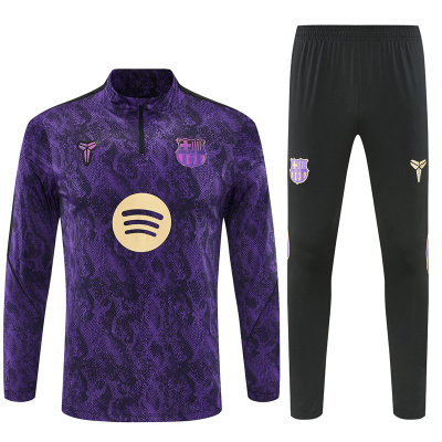 Conjunto desportivo FC Barcelona com camisola roxa e calças pretas