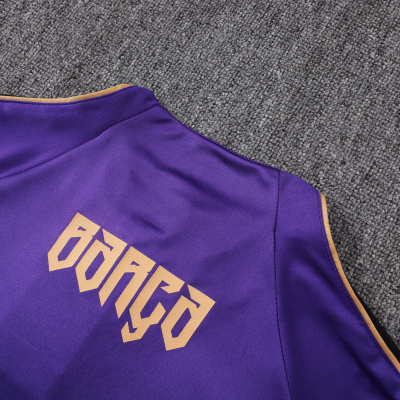 Parte de trás de camisola desportiva roxa com texto ÔDRIGO