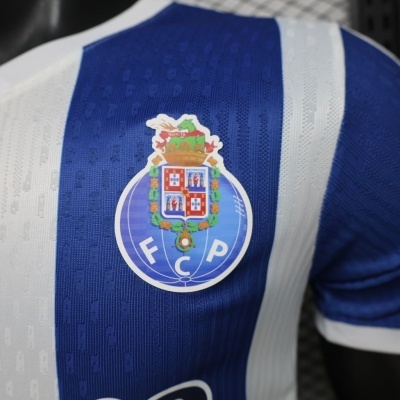 Camisola de futebol do FC Porto azul e branca com emblema no peito