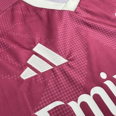 Camisola desportiva rosa com colarinho branco e logótipo Adidas bordado em branco