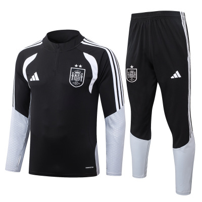 Conjunto de treino desportivo preto com branco da Adidas e brasão da Federação Espanhola de Futebol