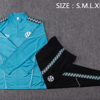 Conjunto desportivo azul e preto com padrão geométrico e texto de tamanhos