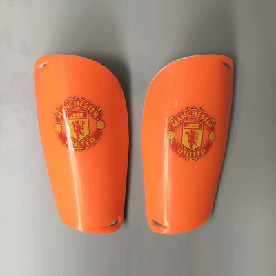 Caneleiras laranja com logótipo do Manchester United