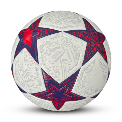 Bola de futebol branco com estrelas azuis e vermelhas e detalhes cinza
