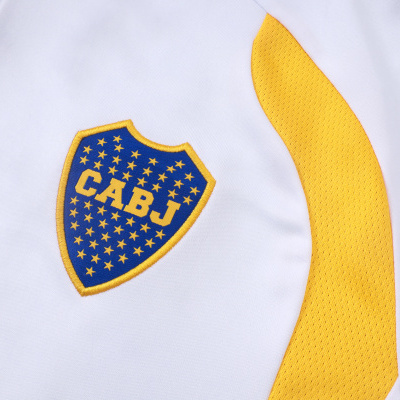 T-shirt branca com logótipo CABJ azul e amarelo e faixa amarela ao lado