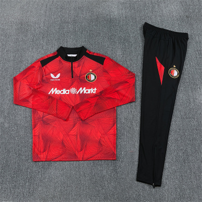 Conjunto desportivo vermelho e preto com logótipos e padrão geométrico