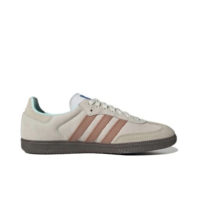 Ténis Adidas camurça bege com riscas castanho claro e sola preta.