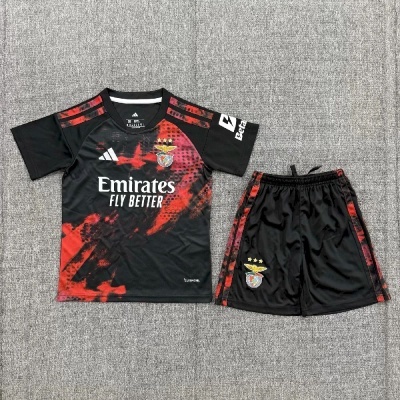 Conjunto de camisola e calções desportivos do SL Benfica, preto e vermelho.