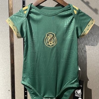 Body verde do México para bebé com detalhes amarelos e padrão gravado