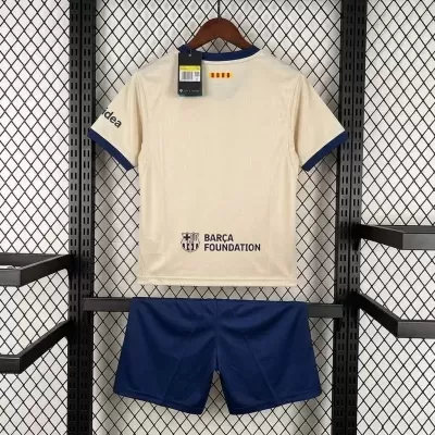 Conjunto de roupa desportiva bege e azul com logotipo Barça Foundation pendurado