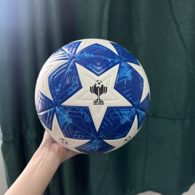 Bola de futebol azul e branca com logotipo GOLDCUP