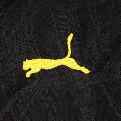 Tecido preto com logótipo bordado amarelo de puma e faixa amarela na lateral