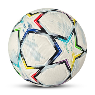 Bola de futebol branca com padrões de estrelas coloridas