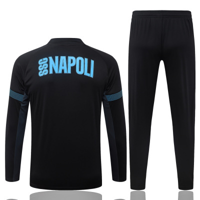 Conjunto desportivo preto com texto azul SS9 NAPOLI nas costas do casaco.