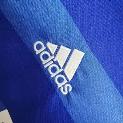Tecido azul com logo adidas bordado em branco
