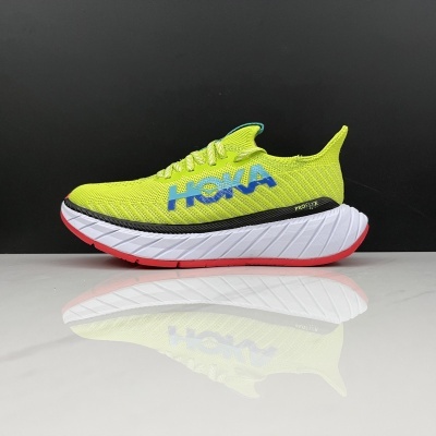 Tênis de corrida amarelo fluorescente HOKA com sola branca e vermelha