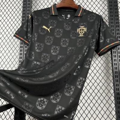 T-shirt preta com padrão de escudos de Portugal, logótipo Puma dourado e detalhes coloridos na gola e mangas