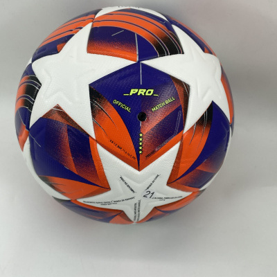 Bola de futebol branca, laranja e roxa com texto _PRO_ OFFICIAL MATCH BALL em fundo branco