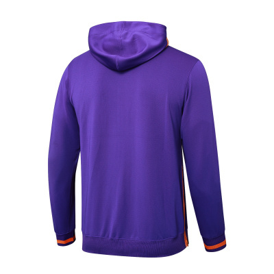 Sweatshirt roxa com capuz e detalhes em laranja vista de costas