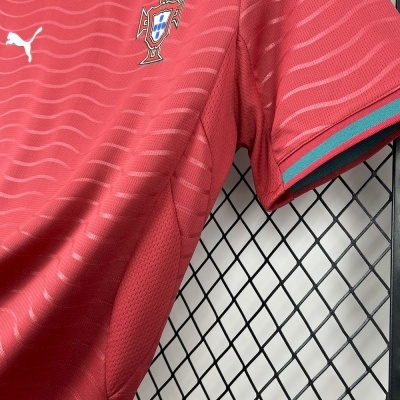 Camisola de futebol vermelha da seleção de Portugal com brasão e logo Puma