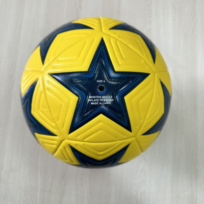 Bola de futebol amarela e azul com texto branco