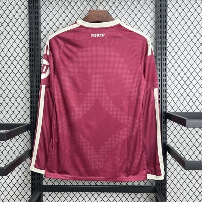 Camisola desportiva vinho com riscas brancas nas mangas e texto RMCF nas costas pendurada numa grade preta