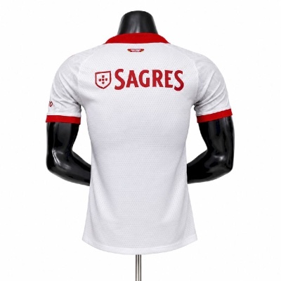 Camisola desportiva branca com detalhes vermelhos e texto SAGRES nas costas