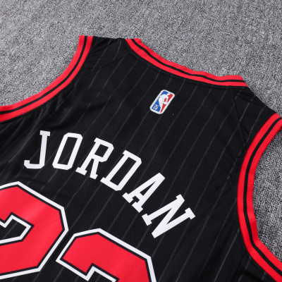Camisola de basquetebol preta com nome Jordan e número 23
