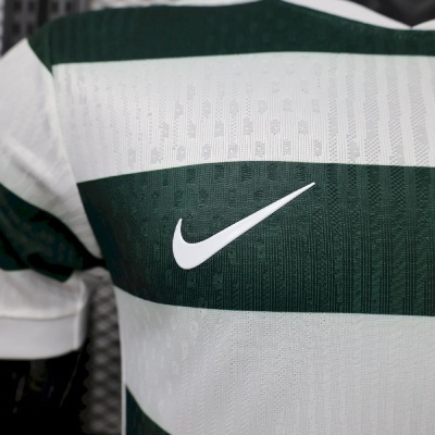 Camisola desportiva de malha com riscas verde escuro e branca e logo Nike branco