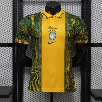 Camisola de futebol amarela e verde com padrões tropicais e logos Brasil, CBF e Nike