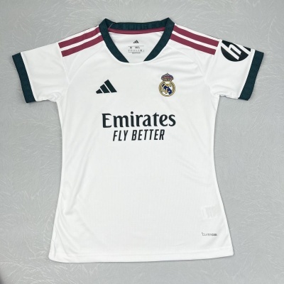 T-shirt desportiva branca com detalhes bordô e preto, logótipos e texto visíveis