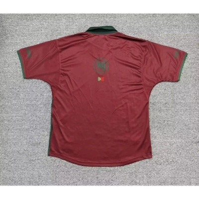 Camisola de futebol vermelha e verde, vista de costas, com o número 90 e bandeira de Portugal.