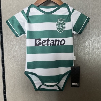 Body de bebé verde e branco às riscas com emblema SCP Sporting e texto Betano pendurado