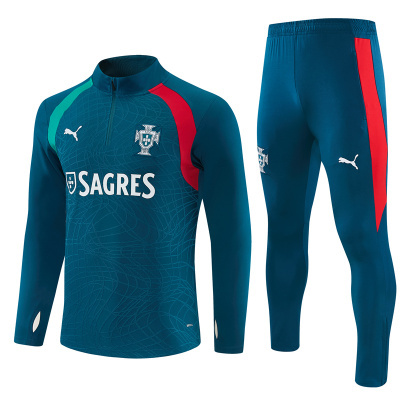 Conjunto desportivo azul com detalhes em verde e vermelho, logos PUMA, SAGRES e seleção Portugal