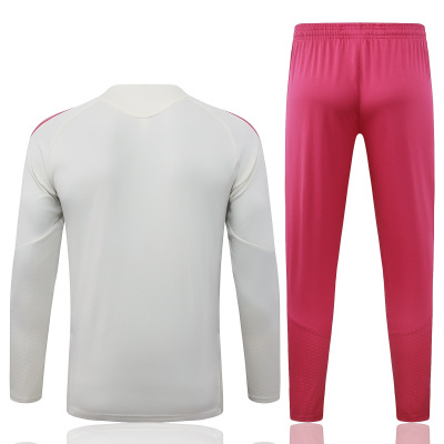 Conjunto de roupa desportiva branco e rosa em fundo branco