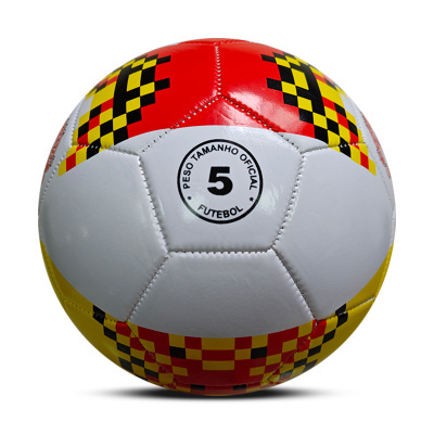 Bola de futebol tamanho 5 com cores vermelha, amarela, preta e branca e padrão xadrez