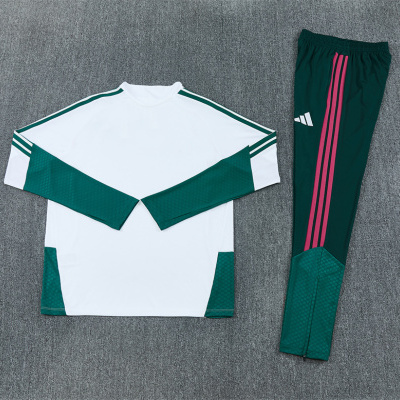 Conjunto desportivo branco e verde com calças verdes de riscas cor de rosa