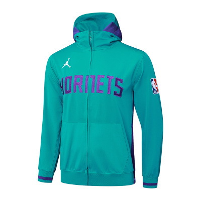 Casaco com capuz azul-turquesa e inscrições roxas HORNETS com logo NBA na manga