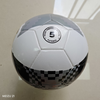 Bola de futebol branco, cinza e preto com texto oficial tamanho 5