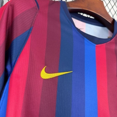 Camisola de futebol riscada com logo Nike amarelo pendurada.