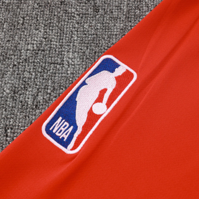 Mangá vermelha com logo NBA bordado sobre tapete cinzento
