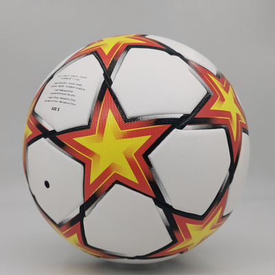 Bola de futebol branca com estrelas amarelas e vermelhas