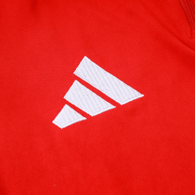 Tecido vermelho e preto com logótipo Adidas bordado