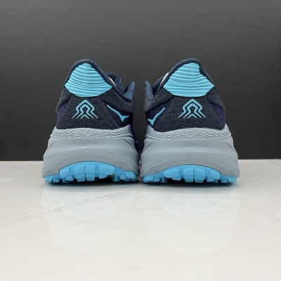 Traseira de tênis desportivo azul escuro e azul claro com sola azul e símbolos