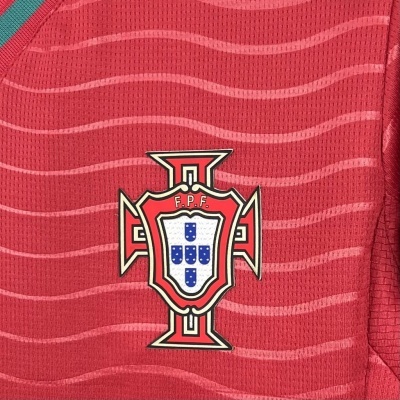 Tecido vermelho com padrão de ondas e emblema F.P.F. bordado