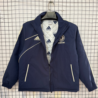 Casaco azul escuro Adidas com logótipos e forro branco acolchoado pendurado num cabide.